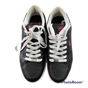 🐾 Levi’s men’s black leather sneakers size 91/2. In EUC